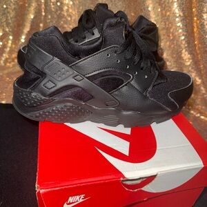 Nike Huarache Triple Black Sneakers